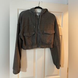 Urban Outfitters Cropped sweatshirt. M